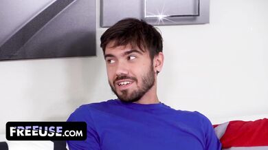 Honey Hayes išla na záchod a nevlastný brácha ju tam poriadne vymrdal