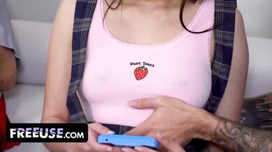 Honey Hayes išla na záchod a nevlastný brácha ju tam poriadne vymrdal