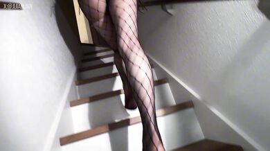 Poriadne oprcanie nadržanej bunny girl zakončené creampie do kundy