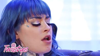 Táto modrovlasá mrdna nadoraz vymrdala kamošku prstami