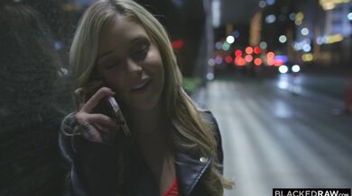 Černoch túto blondínku poriadne vymrdal do tesnej kundy