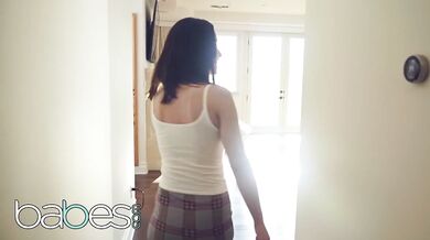 Táto nenasýtená štetka sa nenechala prosiť a vzala si kamošov penis hlboko do krku