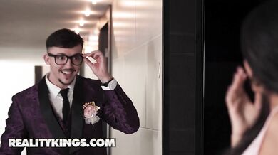 Nenasýtená Yorgelis rajtuje na tvrdom penise a nenechá si ujsť ani kvapku mrdky