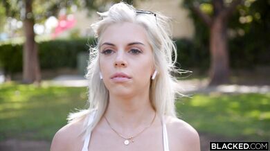 Táto štetka sa nenechala prosiť a vzala si čierneho macka až po gule