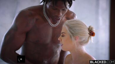 Táto štetka sa nenechala prosiť a vzala si čierneho macka až po gule