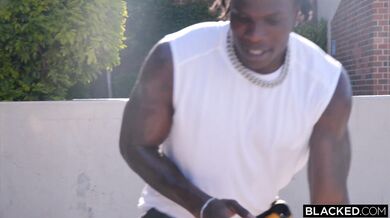 Táto štetka sa nenechala prosiť a vzala si čierneho macka až po gule