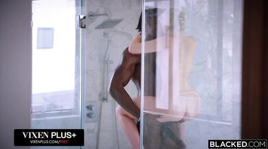 Táto štetka sa nenechala prosiť a vzala si čierneho macka až po gule