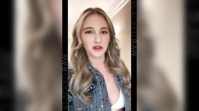 Sladká Della Cate nenasýtene rajtuje na obřím penise kým jej frajer nič netuší