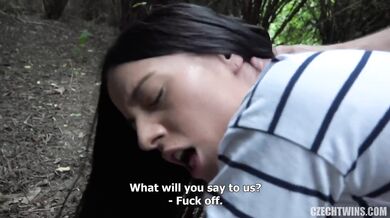 Poriadne oprcanie nadržaného dvojčaťa zakončené zlatým dažďom