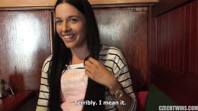 Poriadne oprcanie nadržaného dvojčaťa zakončené zlatým dažďom