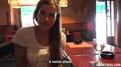 Poriadne oprcanie nadržaného dvojčaťa zakončené zlatým dažďom