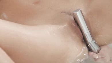 Little Caprice a jej luxusné telo v akcii pri masturbácii vo vani