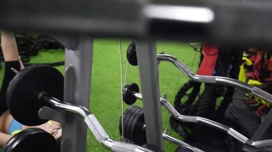 Táto prsatá kočka ťa v šatni nenechá vydýchnuť kým ju nevymrdáš