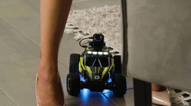 Táto milfka s obrími dudami nenasýtne prehĺta nálož hneď po šukačke