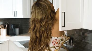 Táto milfka s obrími dudami nenasýtne prehĺta nálož hneď po šukačke