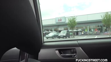 Roztiahnuté nohy stopárky a nenasýtené fajčenie kára za jazdy