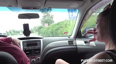 Roztiahnuté nohy stopárky a nenasýtené fajčenie kára za jazdy