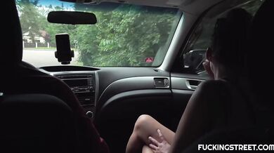 Roztiahnuté nohy stopárky a nenasýtené fajčenie kára za jazdy