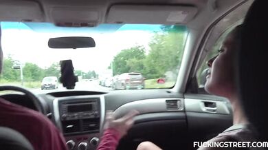 Roztiahnuté nohy stopárky a nenasýtené fajčenie kára za jazdy