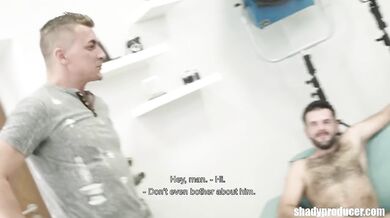 Táto zrelá kočka nenasýtne fajčí dva macky naraz