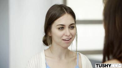 Nadržaná Riley si nechala v polohe na psíka rozmrdať zadok
