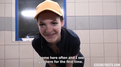 Žhavé verejné vymrdanie chudučkej kočky z pohľadu prvej osoby