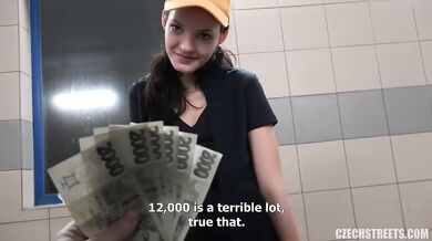 Žhavé verejné vymrdanie chudučkej kočky z pohľadu prvej osoby