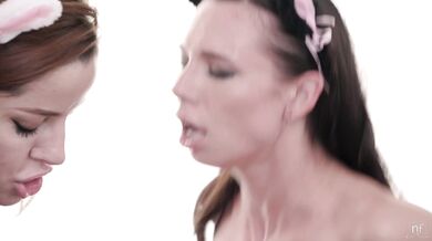 Poriadny cumshot pre tieto dve krásky po spoločnej masturbácii