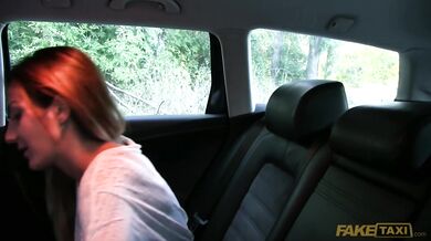 Žhavá Alice a jej veľké kozy v akcii priamo na zadnom sedadle