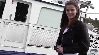 Neverná kráska z Ázie a jej fetiš jazda na čerstvom vzduchu