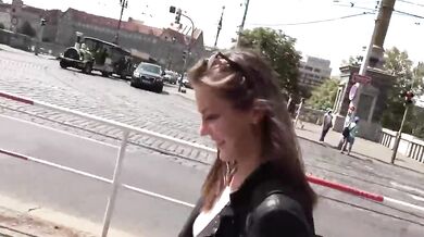 Neverná kráska z Ázie a jej fetiš jazda na čerstvom vzduchu