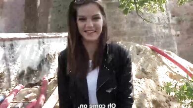 Neverná kráska z Ázie a jej fetiš jazda na čerstvom vzduchu