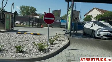 Nadržaná Stacy a jej roztiahnuté nohy v hlbokom lese