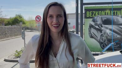 Nadržaná Stacy a jej roztiahnuté nohy v hlbokom lese