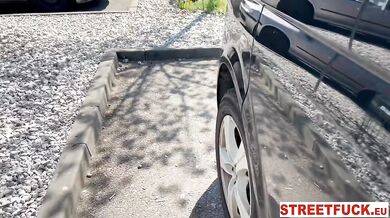 Nadržaná Stacy a jej roztiahnuté nohy v hlbokom lese