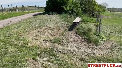 Nadržaná Stacy a jej roztiahnuté nohy v hlbokom lese