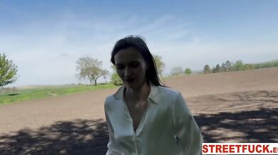 Nadržaná Stacy a jej roztiahnuté nohy v hlbokom lese