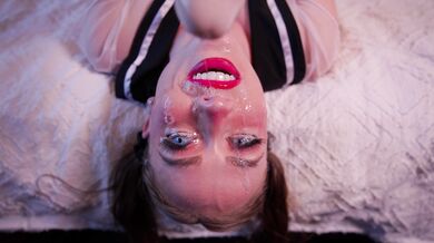 Nadržaná Scarlet si nechala vymaľovať tvár horúcim semenom