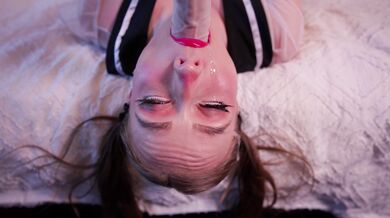 Nadržaná Scarlet si nechala vymaľovať tvár horúcim semenom