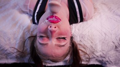 Nadržaná Scarlet si nechala vymaľovať tvár horúcim semenom