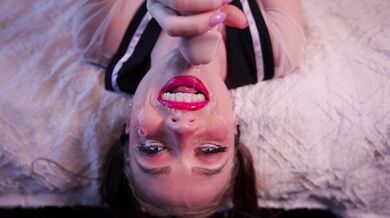 Nadržaná Scarlet si nechala vymaľovať tvár horúcim semenom