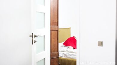 Maddy Nelson kvičí pod náporom čuráka pri doggystyle