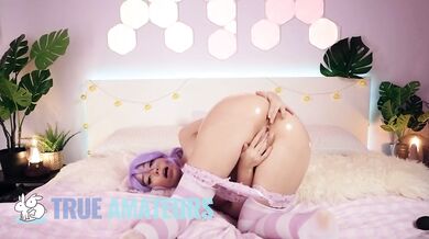 Nadržaná Alice Bong drví svoju dierku hračkou až nadoraz