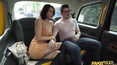 Cyber Taxi nárez pre nymfu čo si to nechala nadoraz rozdať v aute