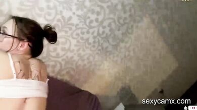 Nadržaná teenka s okuliarmi má tvár pod gejzírom horúceho semena