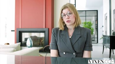 Dve nymfy hltajú rovnaký penis v brutálnej trojke pred kamerou