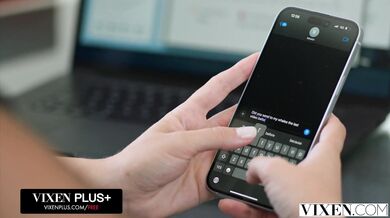 Dve nymfy hltajú rovnaký penis v brutálnej trojke pred kamerou