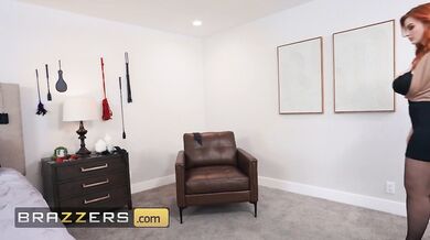 Prsatá nymfa kvičí v kŕčoch pod drsným nárezom