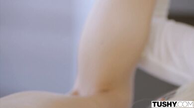 Poctivé mrdanie análu, kde Kenzie Reeves dostáva nálož priamo do hnedej dierky