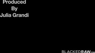 Drsná trojka, kde Lily hltá mrdku a Ashby si prstuje kundu